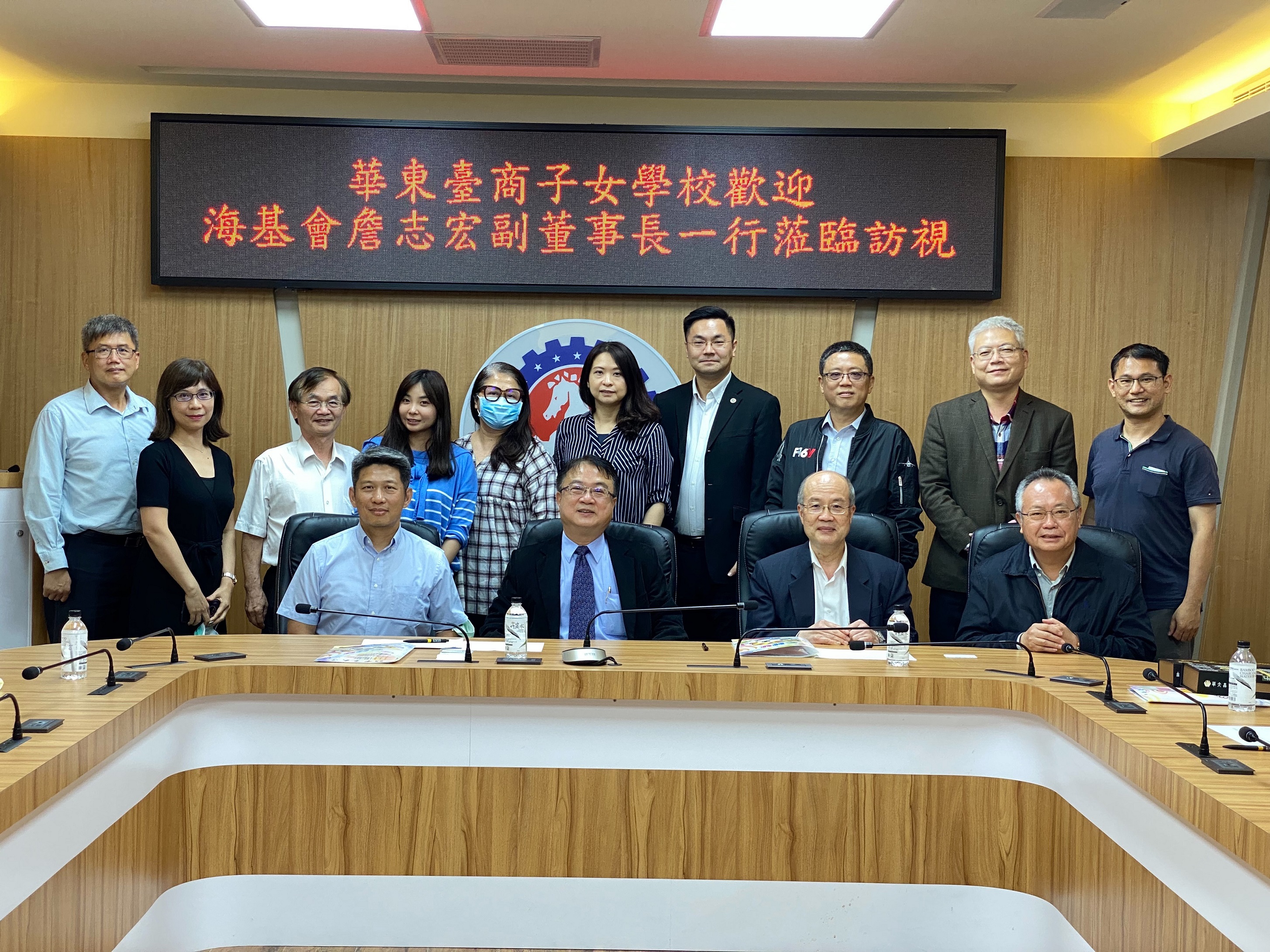 110年3月31日，詹副董事長關懷華東臺商子女學校「高三臺灣班」，勉勵學子如願進入理想大學