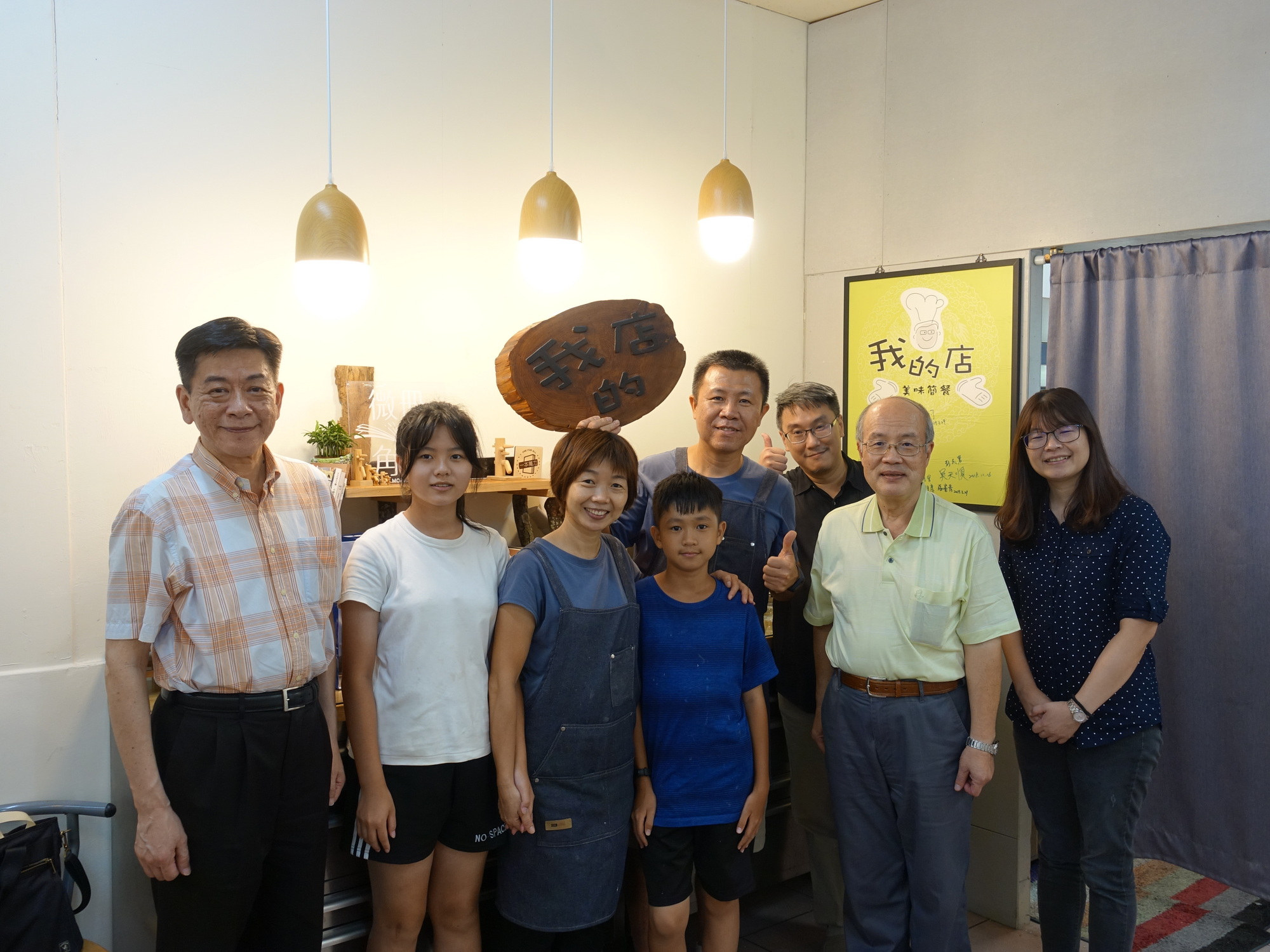 龐女士(左三)經營「我的家」簡餐店，熱心照顧在地外籍生.JPG
