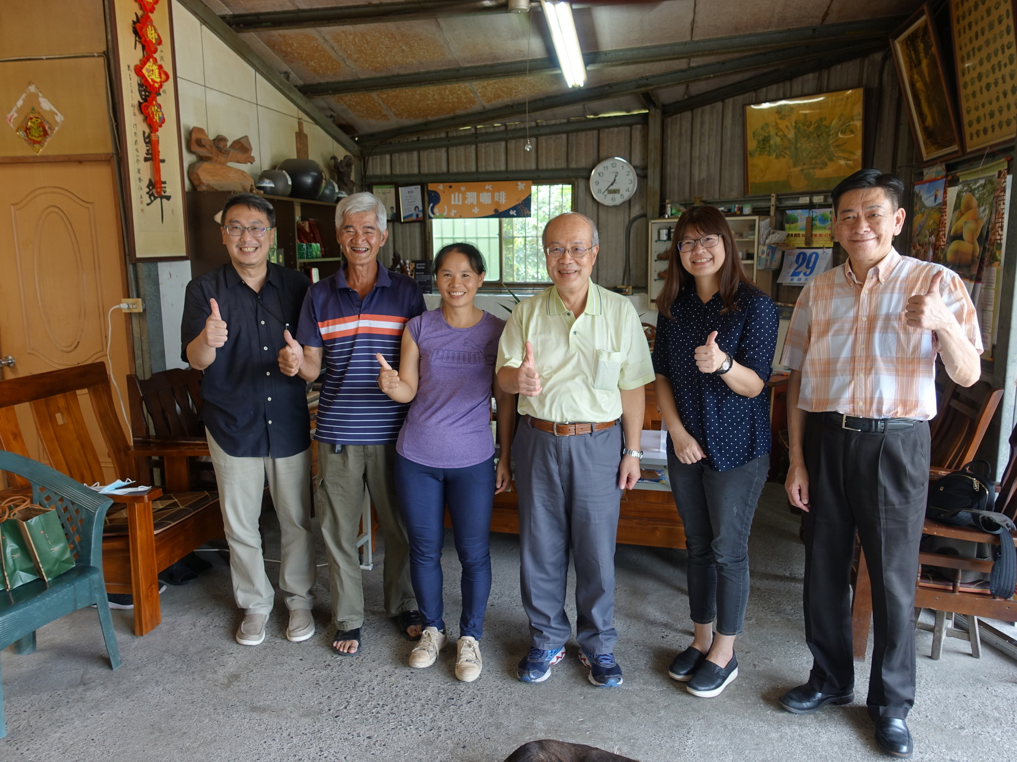 吴女士(左三)经营「山涧咖啡工坊」销售自家产制咖啡与茶叶.JPG